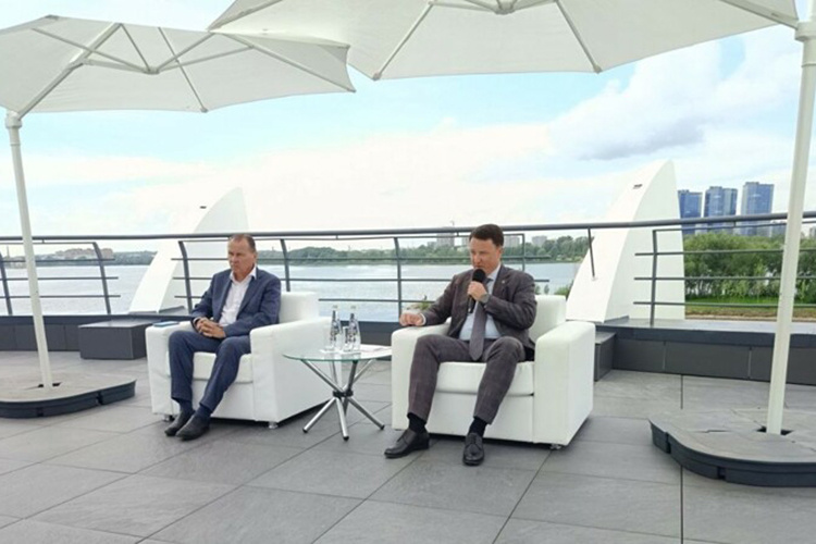    Марат Айзатуллин (справа): «Меньше вводить, чем в прошлом году, мы не имеем права».   
Фото: Анна Скрып