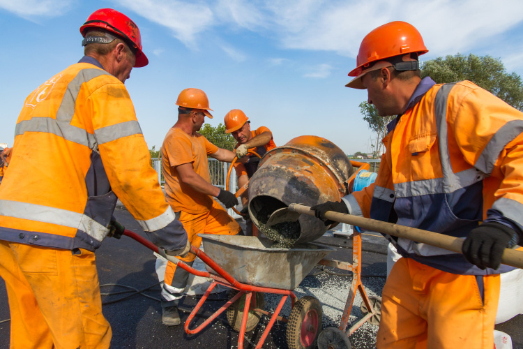    На стройке театра им. Камала заняты порядка тысячи строителей, и 2,3 тыс. рабочих возводят «зиганшинские» башни-отели у «Миллениума».   
Фото: «БИЗНЕС Online»