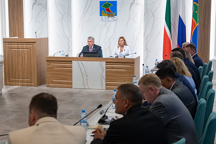    Родина, набирал обороты Магдеев, — это не танки и самолеты, а люди, которые в том числе служат в рядах ВС РФ, и они нуждаются в поддержке.   
Фото: Олег Спиридонов