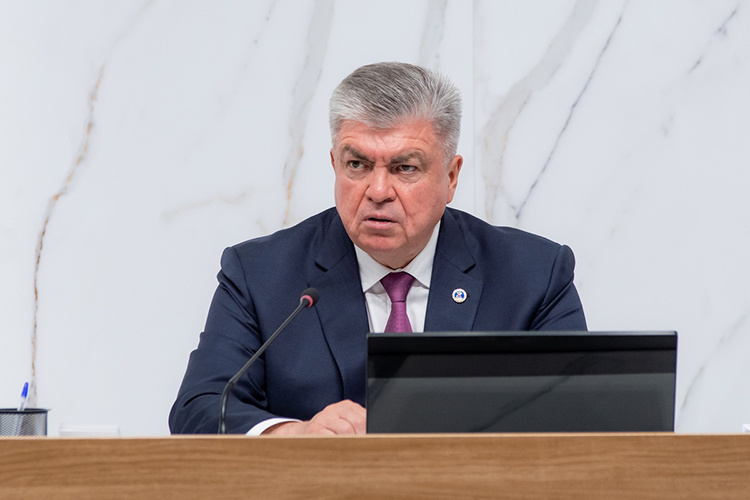    Воодушевляющую речь Магдеев завершил коротким комментарием по поводу атаки ВСУ на Курскую область.   
Фото: Олег Спиридонов