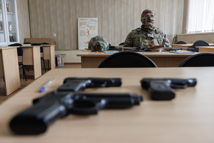    Еще четверо добровольцев пришли на этой неделе в центр «Батыр» для подписания контракта.   
Фото: «БИЗНЕС Online»