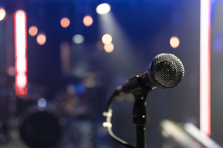    «Мы постоянно вспоминаем Татарстан в разных контекстах. Хочется в детство немножко вернуться, вспоминаем свои первые «микрофоны».   
Фото: ru.freepik.com