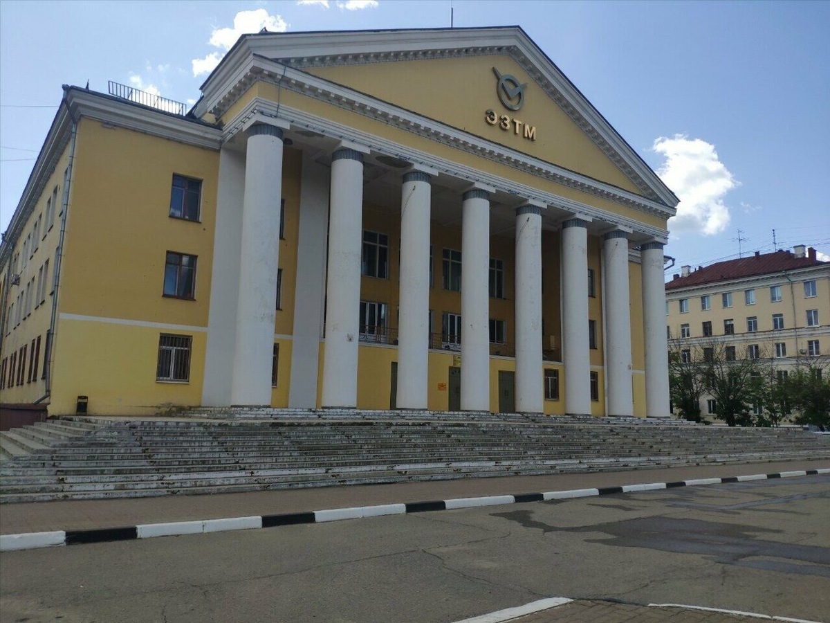 Монументальный КЦ «Октябрь» построен в 1963 году. Это один из образцов советского классицизма в Электростали. С другого конца здания расположена ротонда — она выходит на Главную аллею. Фото: Яндекс / Яндекс Карты