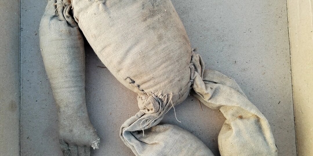 Кукла без головы.