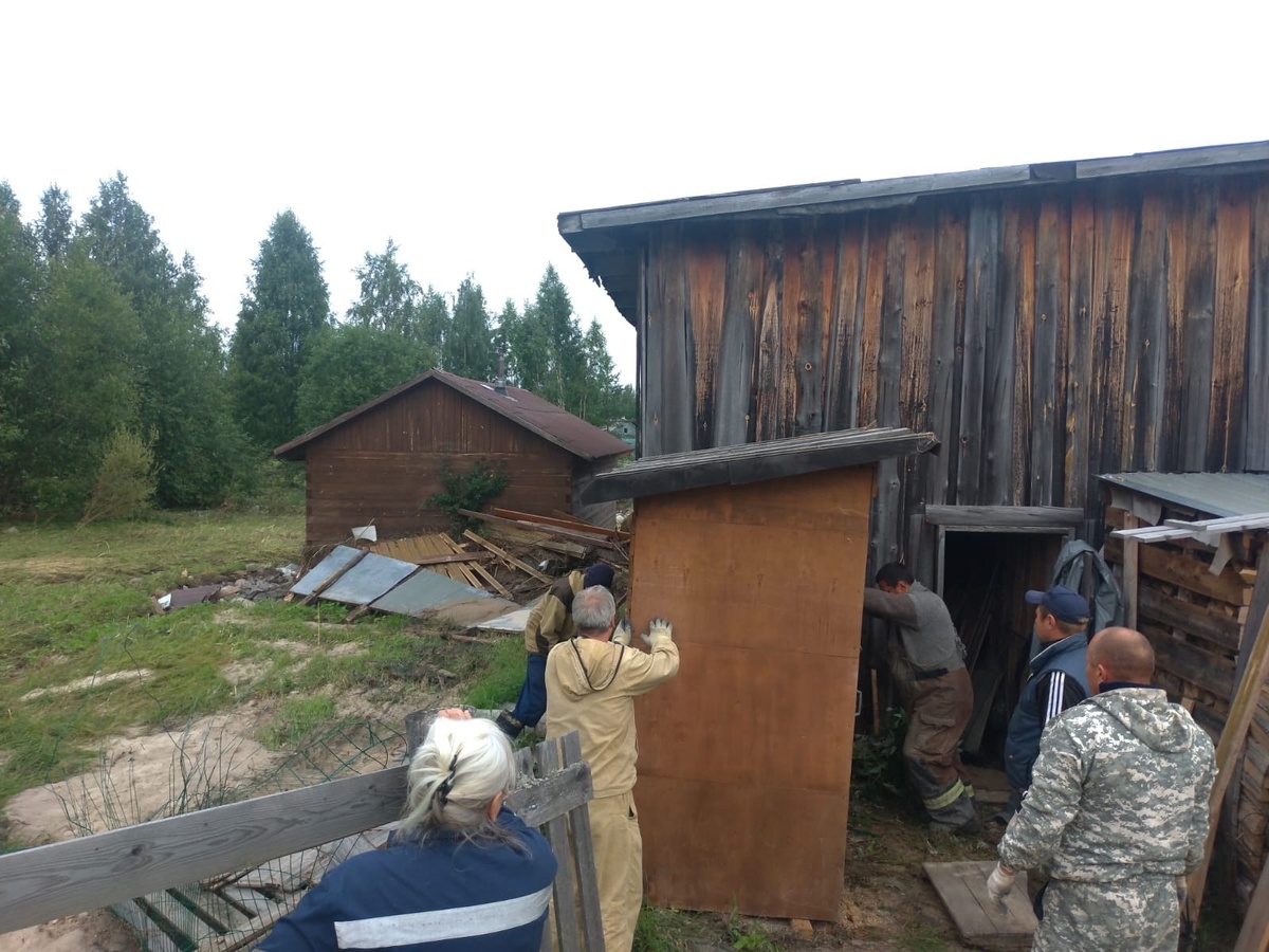    Спасатели продолжают разбирать завалы на месте прорыва дамбы на БеломорканалеОлег Поляков / ВК