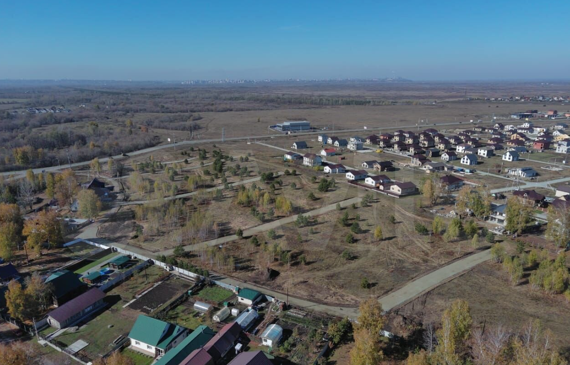 Улицы нового коттеджного посёлка в пригороде Барнаула