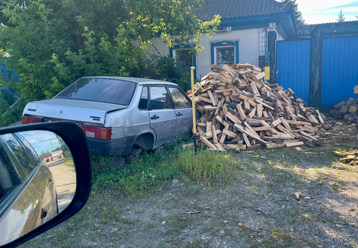 Буквально неделю назад сделал этот кадр на одной из улочек нашего уездного городка. Есть люди, которые и так к авто относятся. А может быть - это тот автомобиль из анекдота???