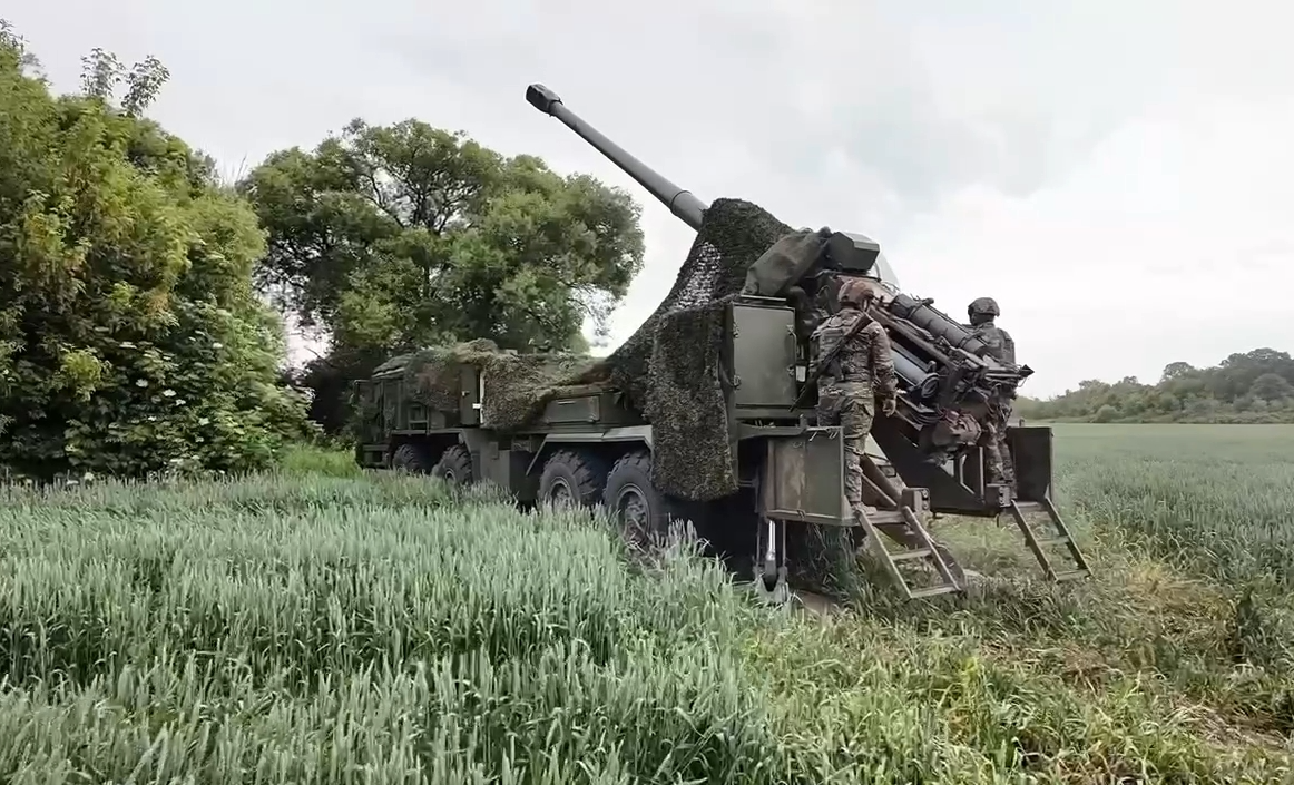 "Мальва" способна производить "огневой налёт", выпустив в течении минуты сразу семь снарядов. И быстро ретироваться, чтобы не попасть под ответный огонь. Кадры МО РФ