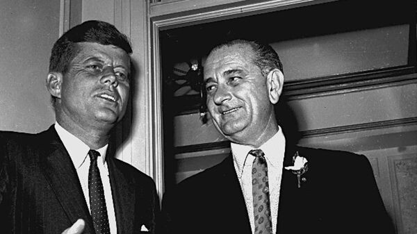 Президент Джон Кеннеди и вице-президент Линдон Джонсон.