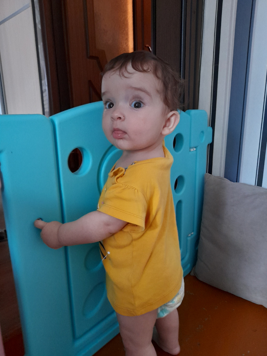 Хитренько так шкодит