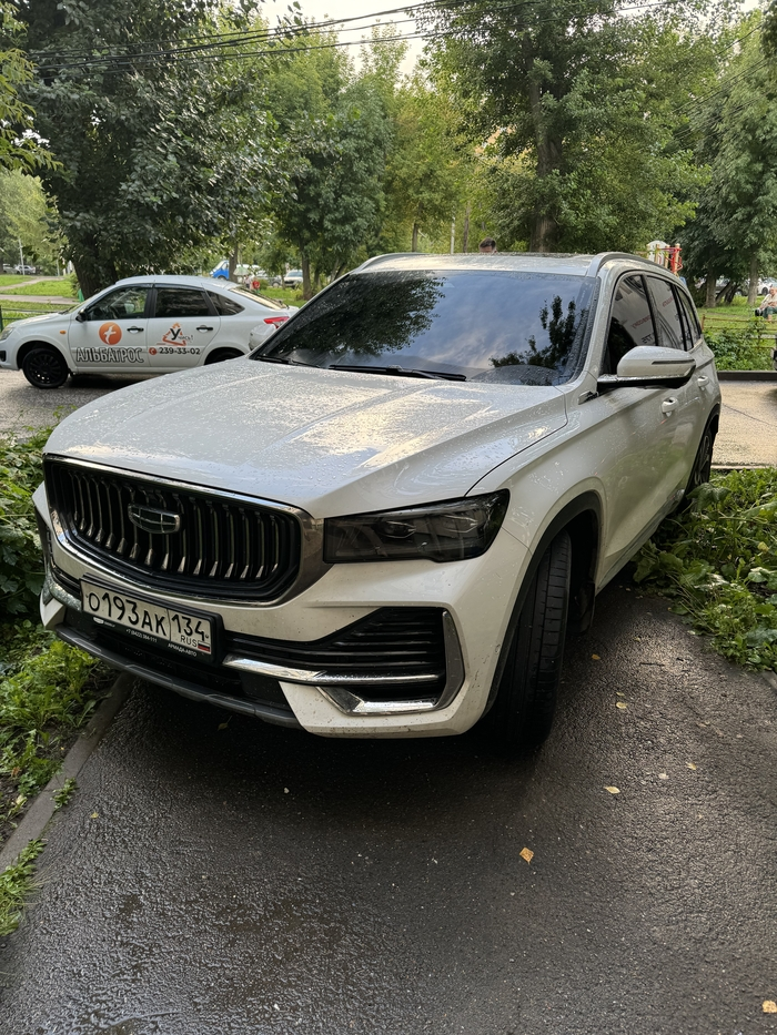 Автомобиль О193АК134 припарковался непосредственно на тротуаре и на все возмущения адекватно не среагировал