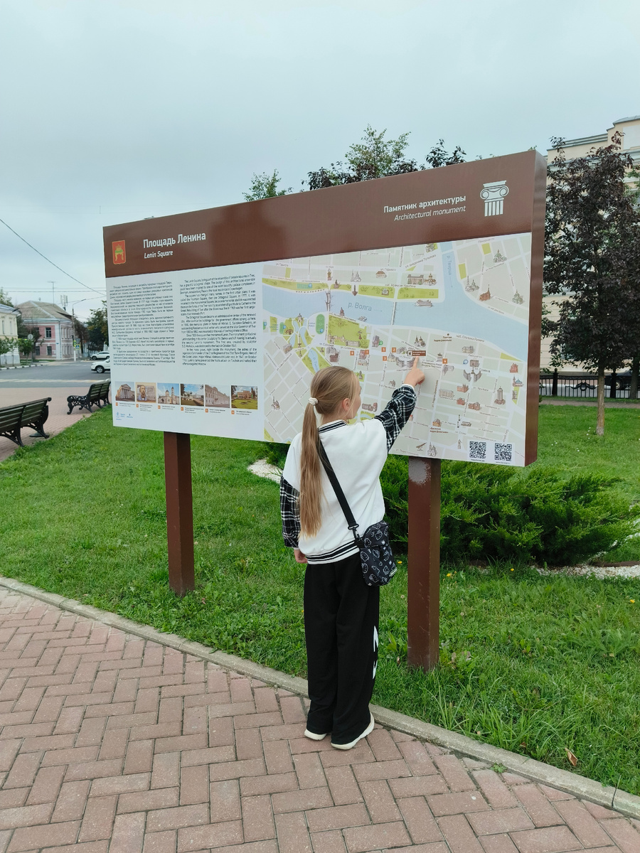 В городе очень много подобных стендов, не заблудиться!