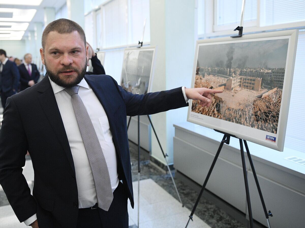    Тележурналист ВГТРК, координатор "Русской гуманитарной миссии" в Сирии Евгений Поддубный на открытии выставки "Cирия. Фотохроники войны" в Государственной Думе РФ© РИА Новости / Рамиль Ситдиков