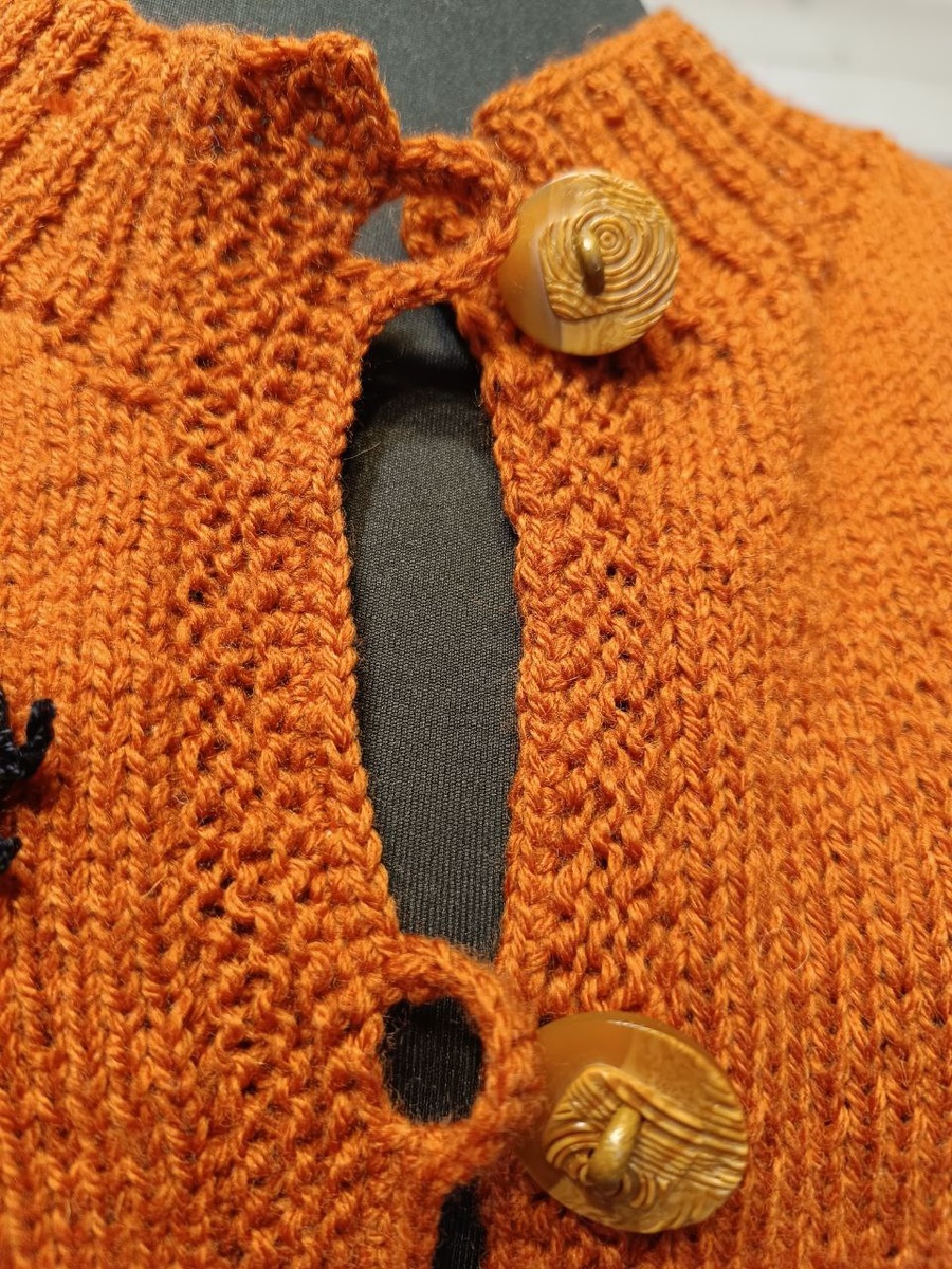 планки выполнены лицевыми рядами, а обвязка для петелек крючком под размер пуговиц