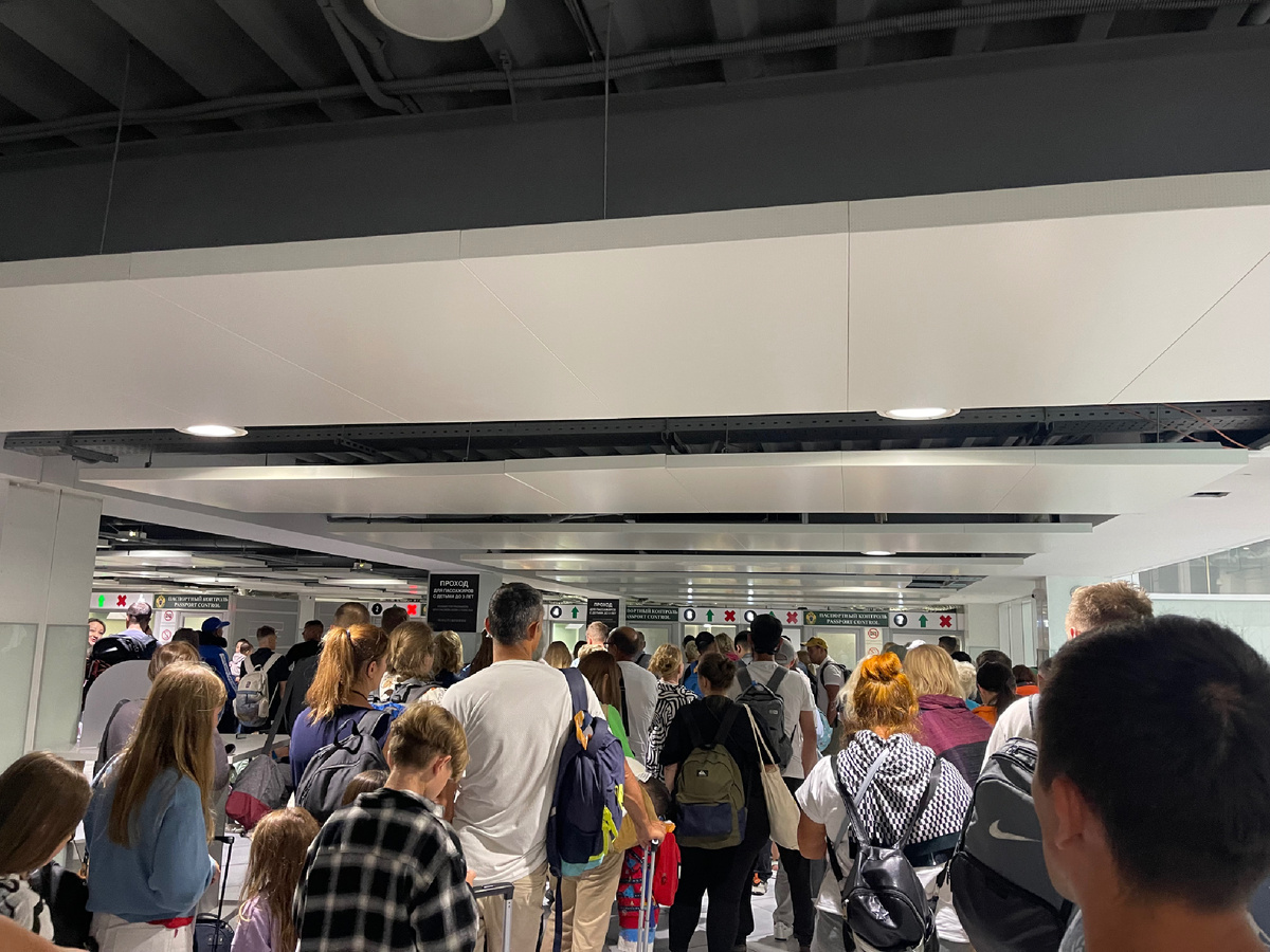 Очередь на паспортный контроль 