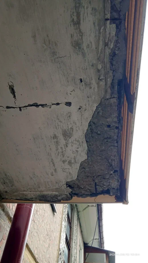 Фото разрушения балконной плиты  
