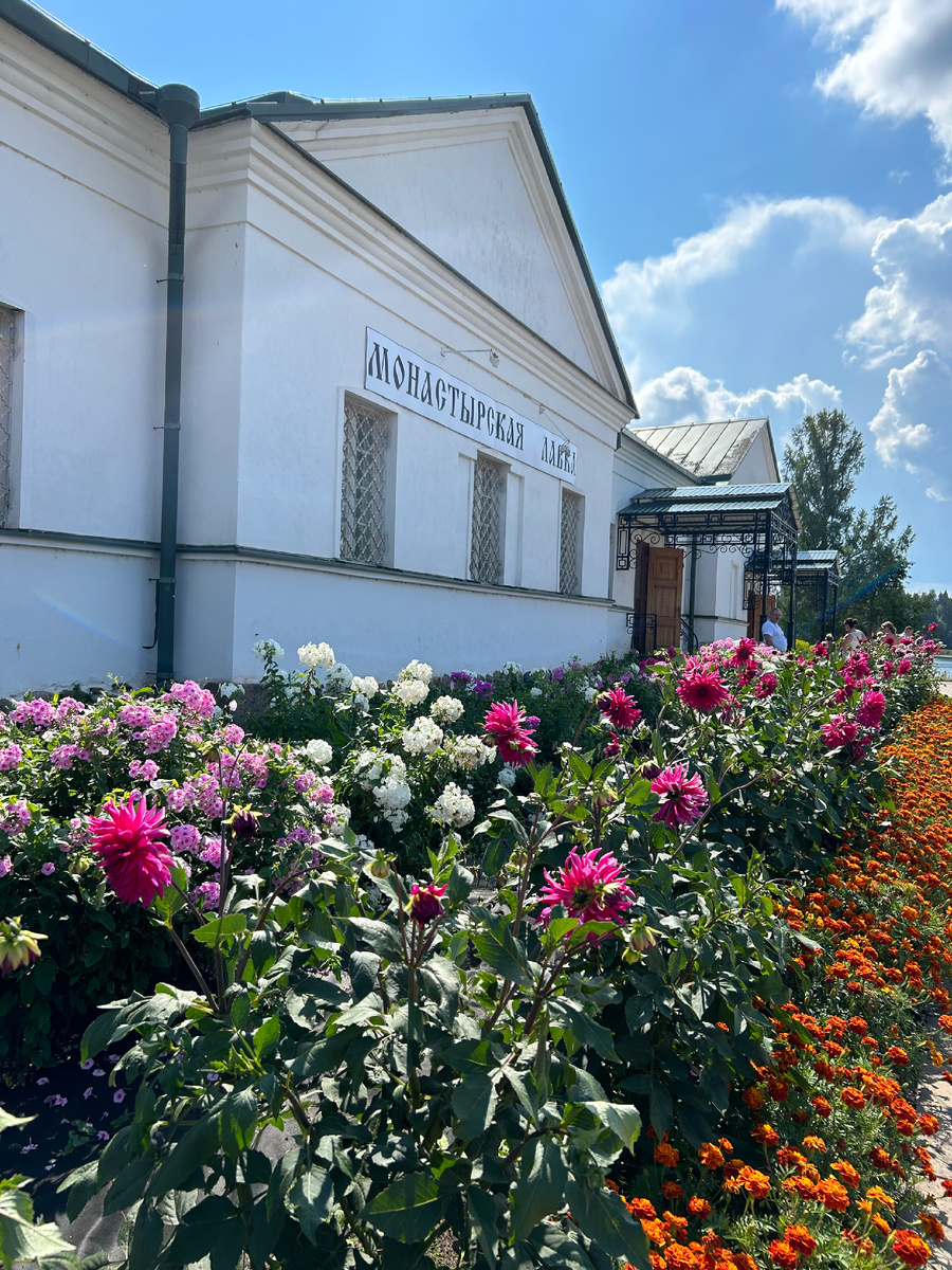 В лавке можно купить местные молочные продукты, шоколад и другое