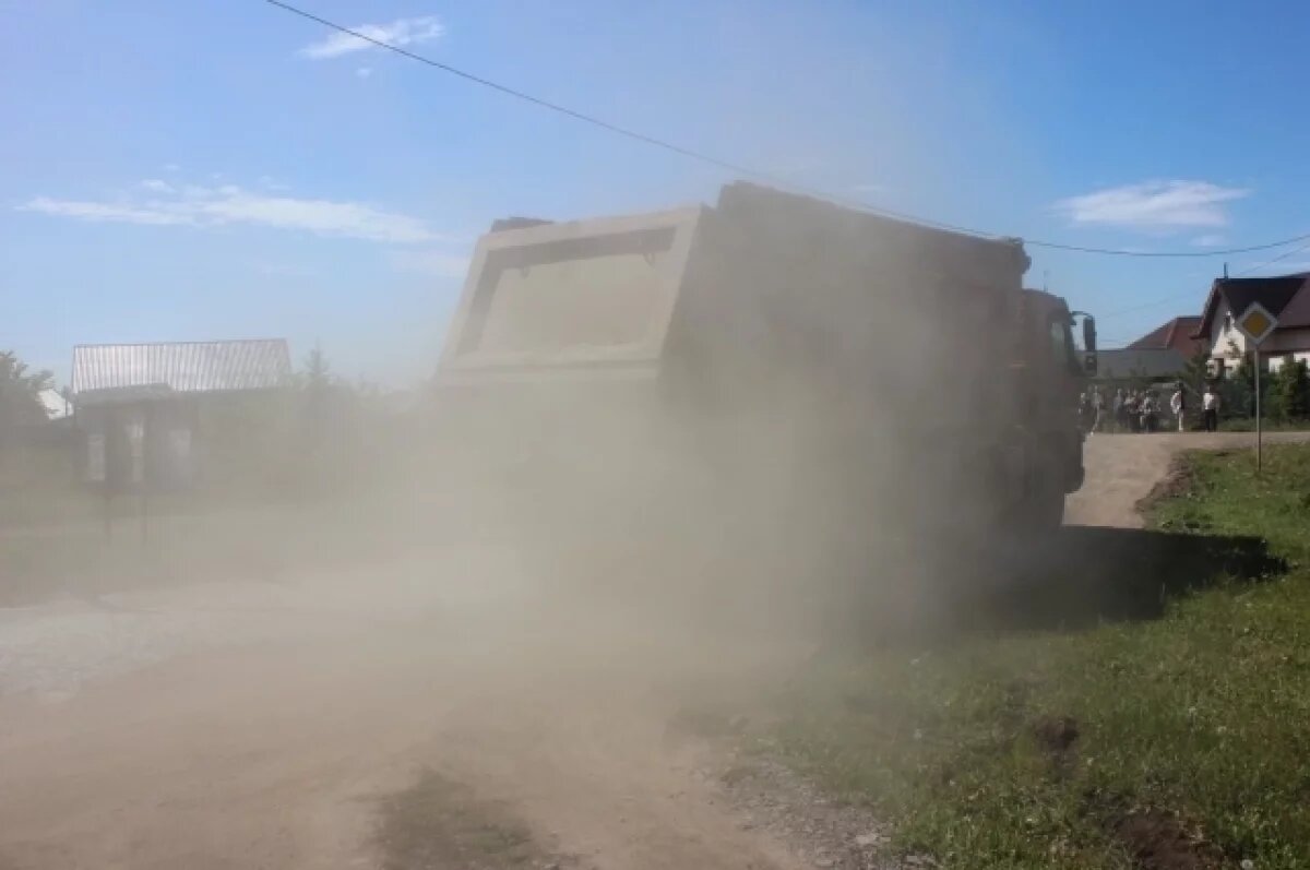    По насыпной дороге, построенной жителями, теперь ездят большегрузы.
