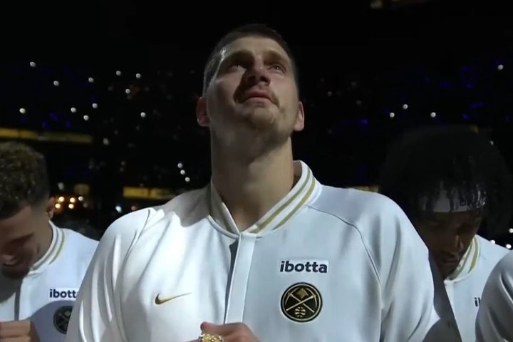 Никола Йокич провел мотивирующий матч в четвертьфинале. Фото: скриншот из видео «Nikola Jokić Gets Emotional Watching Nuggets Raise The Championship Banner» с канала «Лифтинговая Комбинация» 
