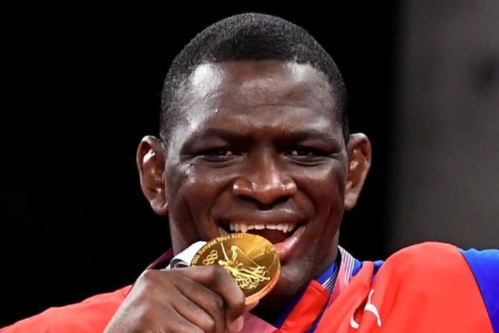 Михаин Лопес ест олимпийское золото на завтрак. скриншот из видео «Борец который превзошел Карелина. Четырёхкратный Олимпийский Чемпионом по Борьбе - Михаин Лопес» с канала «Топ Атлета»