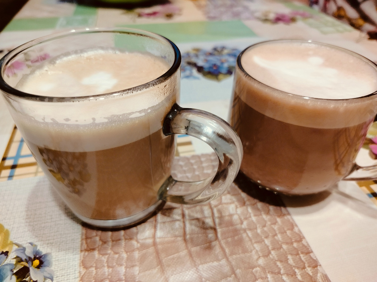 Утренний кофе и какао. Все соответственно возраста и предпочтений.