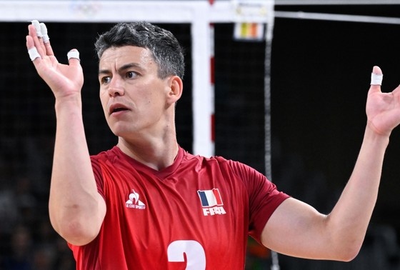    Женя Гребенников во время матча Олимпийских игр 2024 года между Италией и Францией