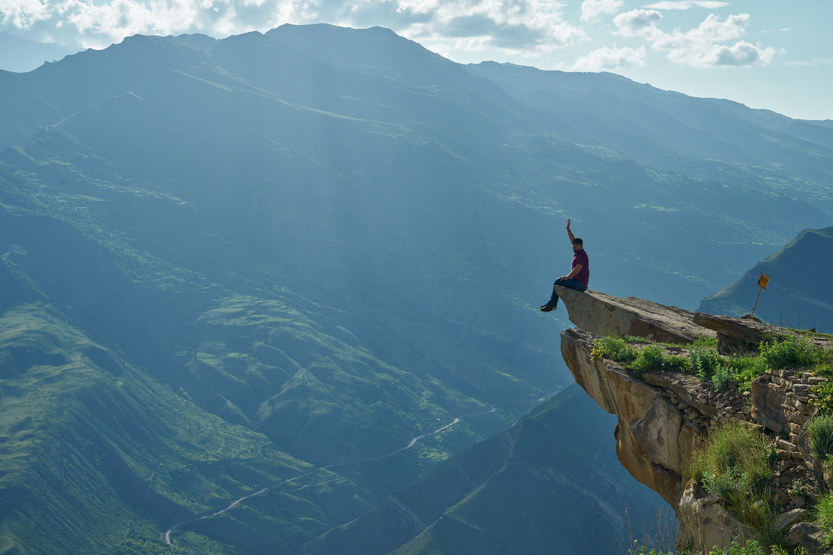 язык Тролля в Гоор в Дагестане - 5-метровый скальный выступ, который называется по аналогии с норвежским из-за схожих пейзажей