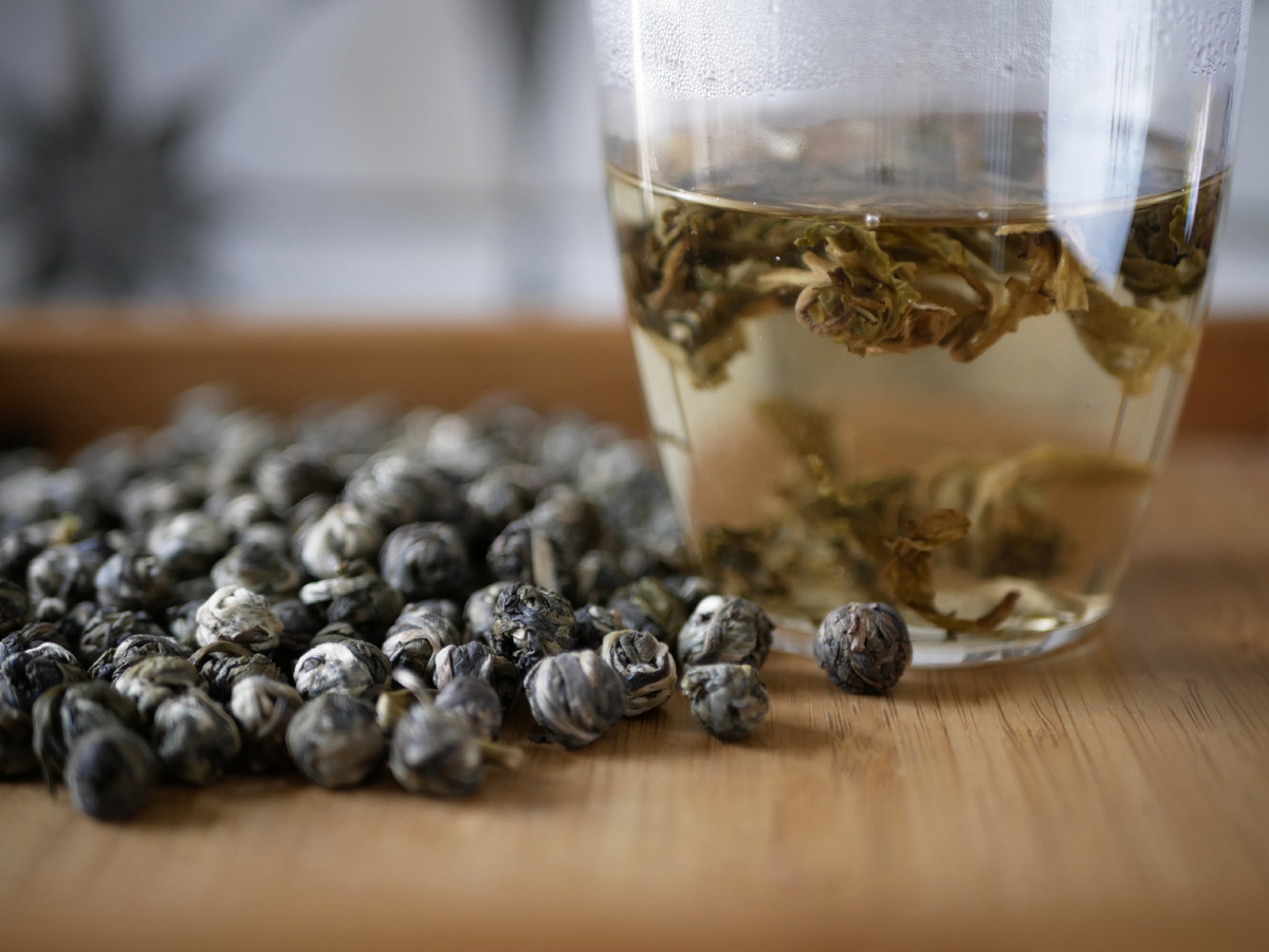 Так как чай Хуа Лун Чжу скручивается вручную, размер и форма их может отличаться, у некоторых также может быть виден черенок, на который накручивается лист