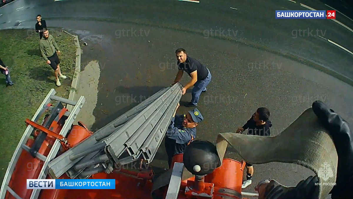    Спасатель из Уфы снял на видео тушение пожара от первого лица