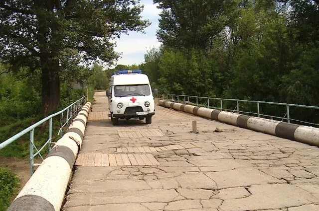    Правда, что мост под Ленинском местные жители латают старыми телогрейками?