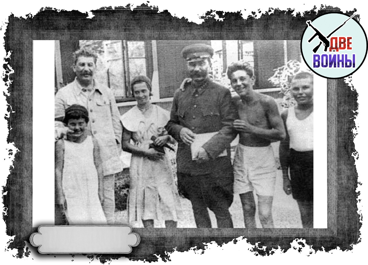 Сталин с дочерью, Буденный с племянницей и Артем с Василием.