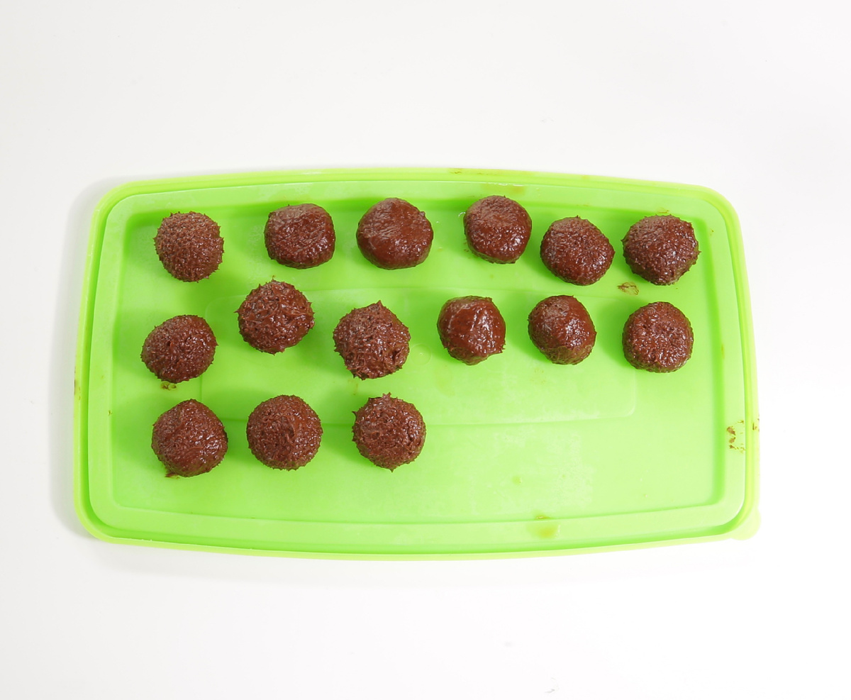 Сформовали шарики начинки и убрали их в холодильник