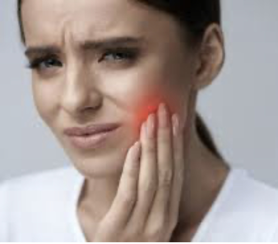 Если у вас зубная боль и нет доступа к таблеткам, вот несколько методов, которые могут помочь облегчить боль:

1. **Полоскание теплой соленой водой**: Растворите половину чайной ложки соли в стакане теплой воды и полощите рот. Это может помочь уменьшить воспаление и очистить область вокруг больного зуба.

2. **Холодный компресс**: Приложите к щеке холодный компресс или пакет со льдом, завернутый в ткань. Это может помочь уменьшить отек и облегчить боль.

3. **Чеснок**: Чеснок обладает антисептическими свойствами. Разомните зубчик чеснока и приложите его к больному зубу. Это может помочь уменьшить боль и воспаление.

4. **Лавровый лист**: Прожуйте лист лаврового дерева или сделайте отвар из лавровых листьев и полощите рот. Это может помочь облегчить боль.

5. **Гвоздика**: Масло гвоздики обладает обезболивающими свойствами. Нанесите небольшое количество масла на ватный диск и прикладывайте к больному зубу, или же можете просто пожевать гвоздику.

6. **Имбирь**: Имбирь обладает противовоспалительными свойствами. Вы можете жевать небольшой кусочек свежего имбиря или сделать отвар.

7. **Мед**: Мед имеет антисептические свойства. Нанесите немного меда на больной зуб или десны.

8. **Избегание раздражающих продуктов**: Старайтесь избегать горячей, холодной, сладкой или кислой пищи и напитков, которые могут усугубить боль.

Важно помнить, что эти методы могут временно облегчить боль, но не заменят профессиональную стоматологическую помощь. Если зубная боль не проходит или усиливается, обязательно обратитесь к стоматологу.