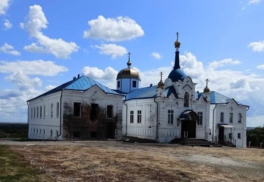 Главный собор мужского монастыря недалеко от города Суджи Курской области разбит и сожжён в ходе обстрелов ВСУ, источник – Телеграм-канал RT на русском