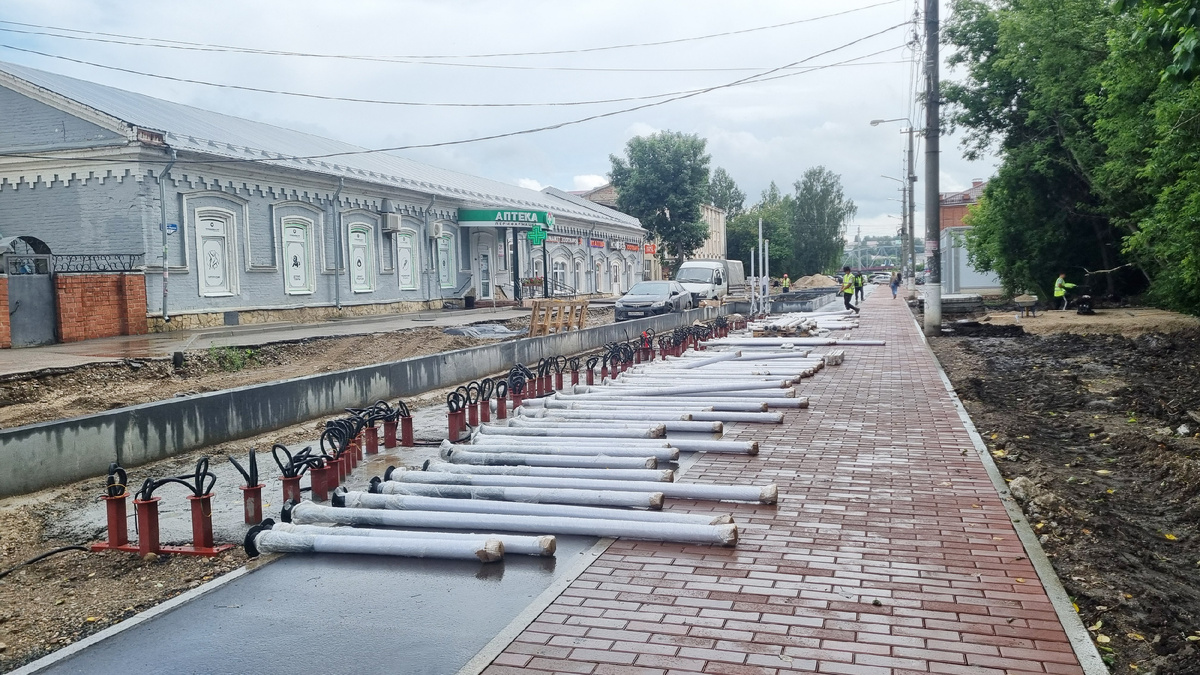 Во вторник днём световые столбы аккуратно лежали на мостовой, а к вечеру среды уже были установлены на предназначенные для них места