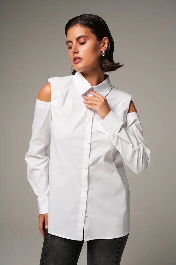 Белая рубашка с вырезами на плечах