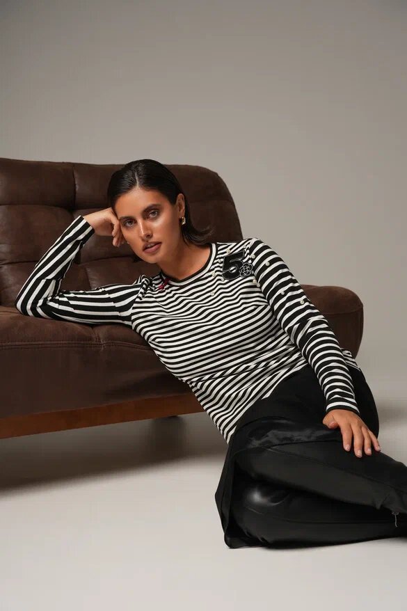 Свитшот в полоску с декоративной аппликацией