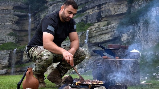 Я приготовил вкусную еду перед одним из крупнейших водопадов в мире