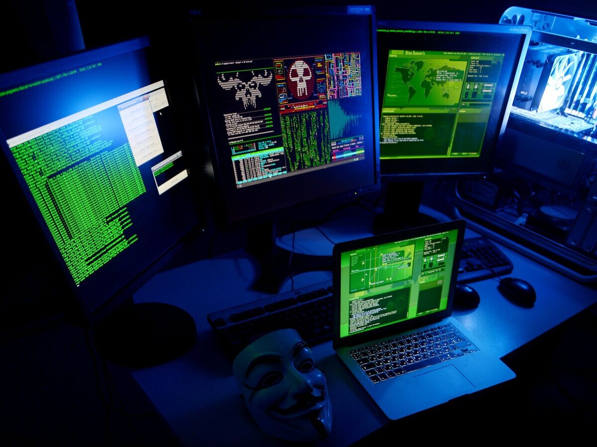     Компьютеры в темной комнате© РИА Новости / Владимир Трефилов