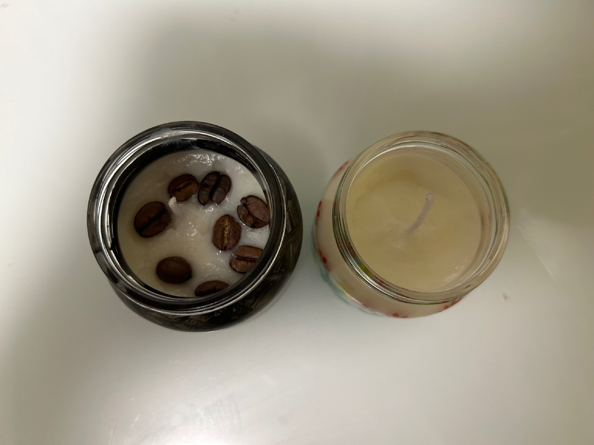 Кофейную свечу украсила кофейными зернами