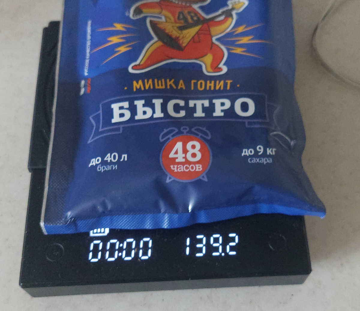 Около 10 гр сама упаковка и весит. Фольгированная, не просто бумага.