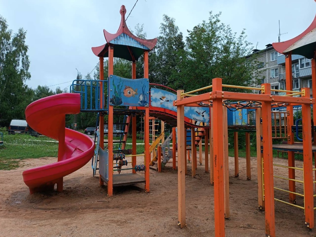 С этого ракурса горка выглядит вполне пристойно