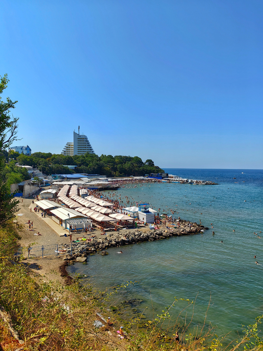 Вид на пляж "Высокий берег" с набережной.