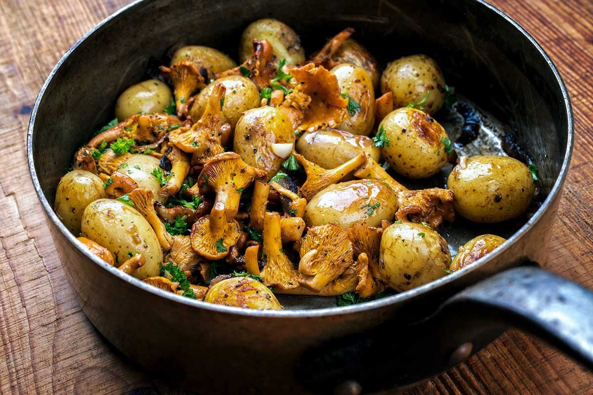 hlphoto / Shutterstock / FOTODOM📷Крупные лисички поделить пополам, самые крупные для более удобной жарки надо разорвать на 3–4 части