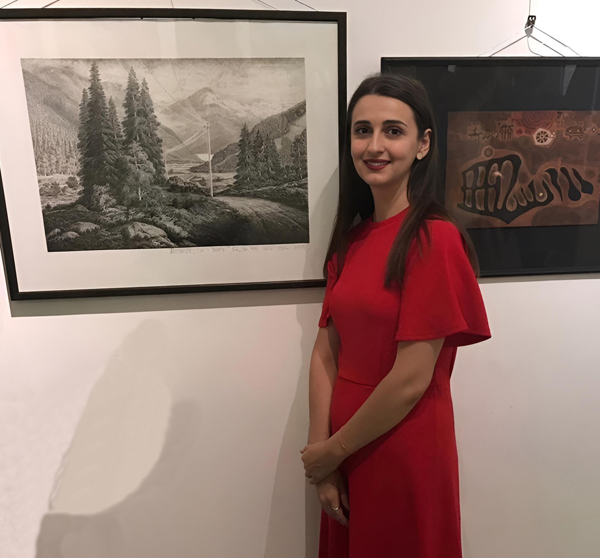 Эллина Гогуева рядом с картиной отца Хусейна Гогуева