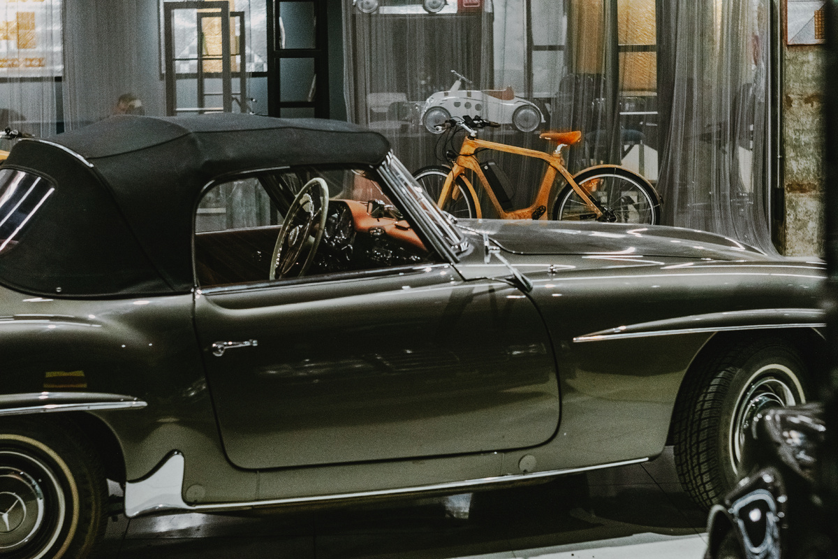 Металлические шторы от бюро AGTC01 в интерьере салона Konig Motor Club, Москва