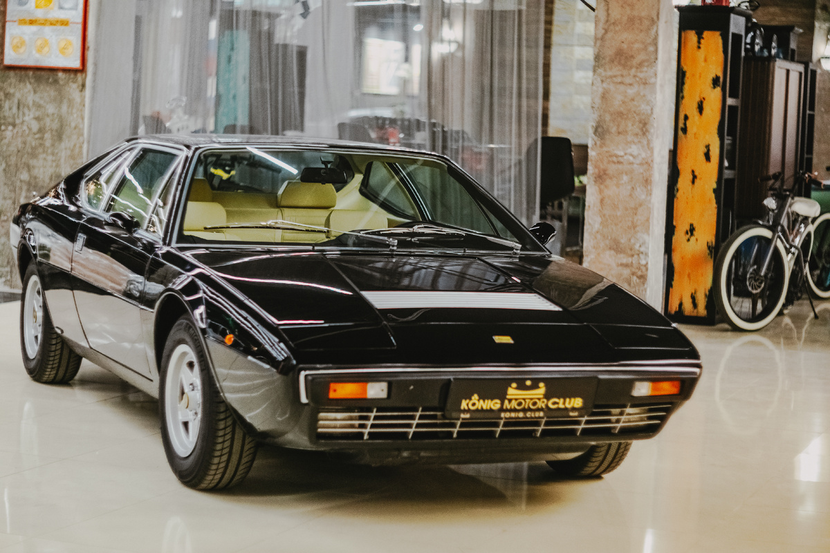 Металлические шторы от бюро AGTC01 в интерьере салона Konig Motor Club, Москва