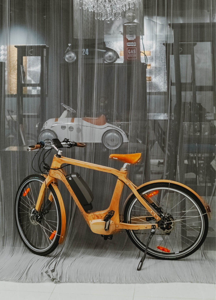 Металлические шторы от бюро AGTC01 в интерьере салона Konig Motor Club, Москва