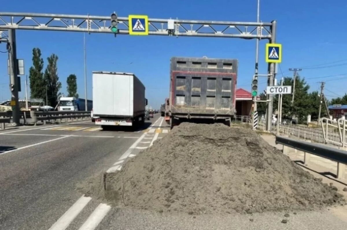    В Адыгее водитель грузовика высыпал на дорогу песок