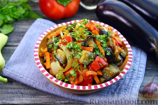 баклажаны, помидоры, перец сладкий, лук репчатый, морковь, чеснок, кинза, масло оливковое, соль, сахар, перец чёрный молотый